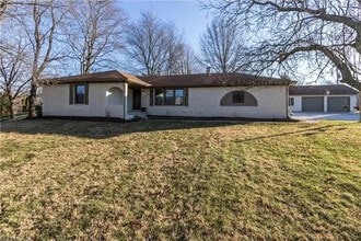 211 Hillview Dr in Jamestown, IN - Foto de edificio - Building Photo