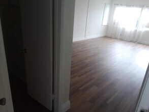 445 34th St, Unit Upper in Manhattan Beach, CA - Foto de edificio - Building Photo