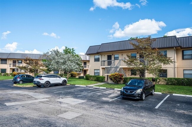 141 NW 93rd Ave, Unit 102 in Pembroke Pines, FL - Building Photo - Building Photo