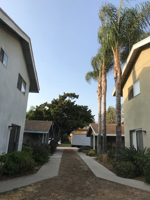 2018 Evergreen St in La Verne, CA - Foto de edificio