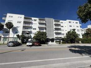 9700 E Bay Harbor Dr, Unit 408 in Bay Harbor Islands, FL - Foto de edificio - Building Photo
