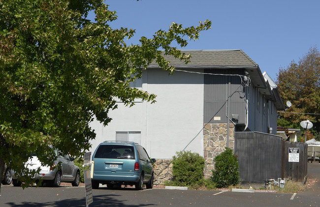 4664 Heyer Ave in Castro Valley, CA - Foto de edificio - Building Photo