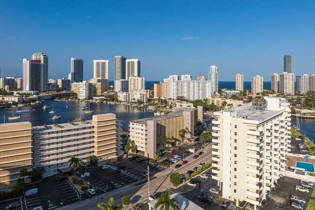 Park Layne Tower in Hallandale Beach, FL - Foto de edificio - Building Photo