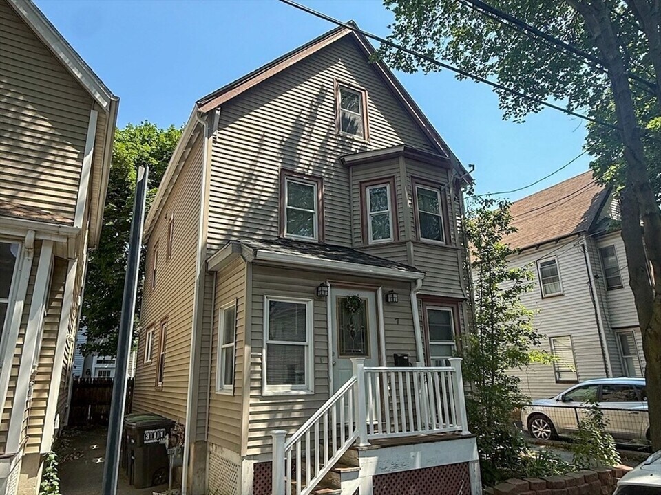 7 Dell St in Somerville, MA - Building Photo