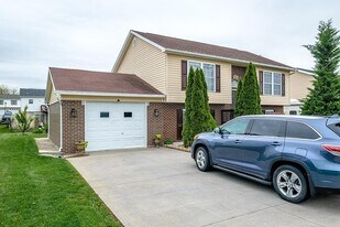 1380 Stonechris Dr in Harrisonburg, VA - Building Photo