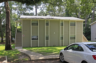 Oakcrest Apartments in Tallahassee, FL - Building Photo - Building Photo