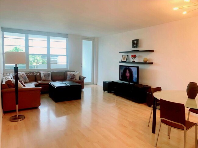 100 Lincoln Rd, Unit # 335 in Miami Beach, FL - Building Photo - Building Photo