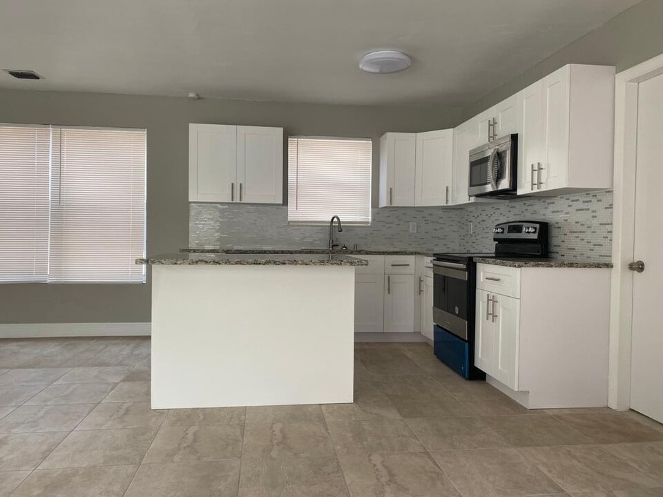 200 NE 43rd St in Pompano Beach, FL - Building Photo