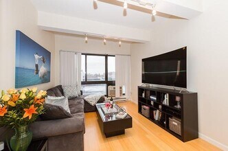 12 Stoneholm St, Unit 603 in Boston, MA - Foto de edificio - Building Photo