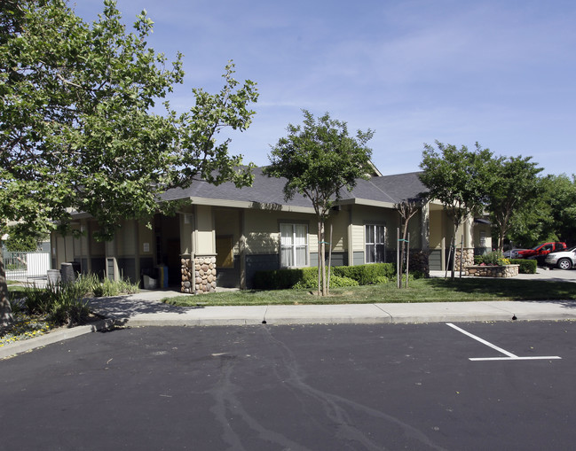 Sycamore Pointe Apartments in Woodland, CA - Building Photo - Building Photo