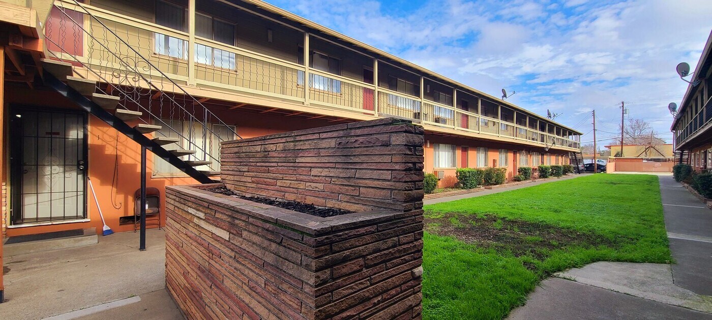 Alpine Apartments in Sacramento, CA - Foto de edificio