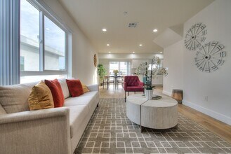 11726 Hamlin St in Los Angeles, CA - Building Photo - Building Photo