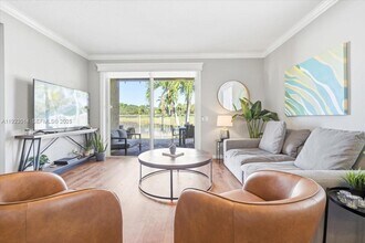 920 Golden Cane Dr in Weston, FL - Foto de edificio - Building Photo