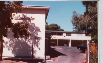 Brookdale Manor Apartments in Oakland, CA - Building Photo - Building Photo