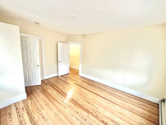 1019 W Main St in Waterbury, CT - Foto de edificio - Building Photo