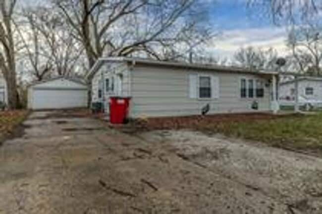 1831 Parkdale Dr in Champaign, IL - Building Photo - Building Photo