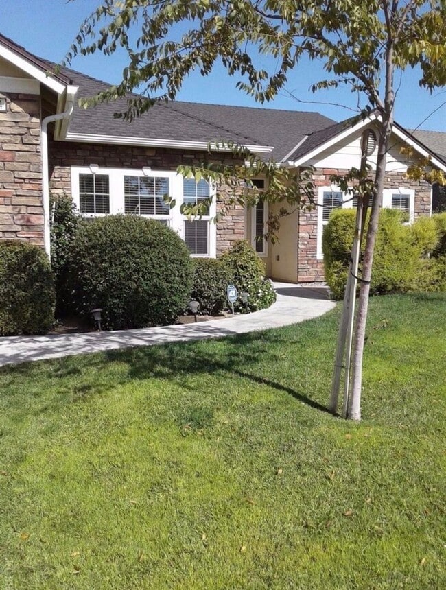 1944 W Hayward St in Hanford, CA - Building Photo - Building Photo