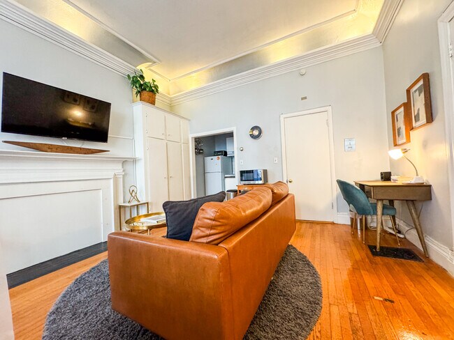 337 Beacon St, Unit 2 in Boston, MA - Building Photo - Building Photo