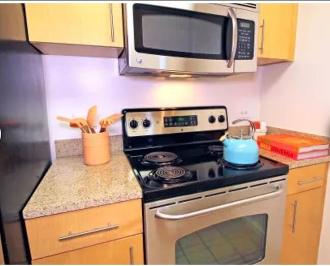 98 Christopher Columbus Dr in Jersey City, NJ - Building Photo - Building Photo