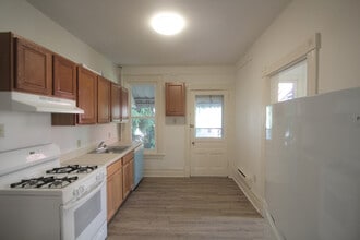 429 Kelly Ave, Unit 2 in Pittsburgh, PA - Foto de edificio - Building Photo