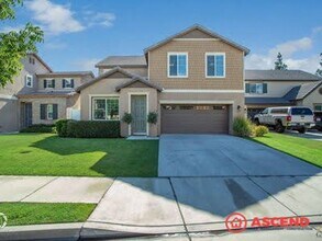 2002 Holt Rinehart Ave in Bakersfield, CA - Building Photo - Building Photo