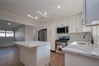10619 Knoboak Dr in Houston, TX - Building Photo - Building Photo