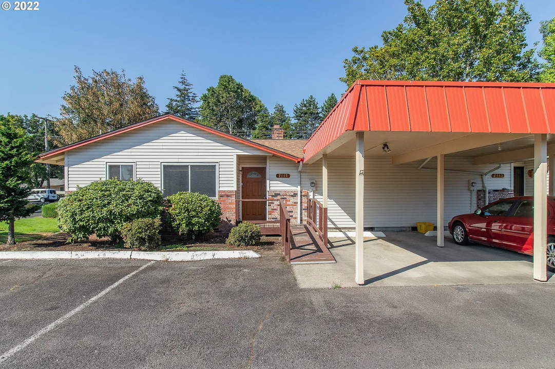 2115 SE 148th Pl, Unit 3 in Portland, OR - Building Photo