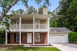 10 Carey Ct in Grantville, GA - Building Photo