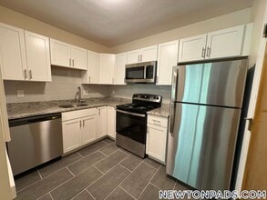 276 Grove St in Newton, MA - Building Photo - Building Photo