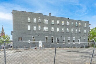 498 Hallett St in Bridgeport, CT - Foto de edificio - Building Photo