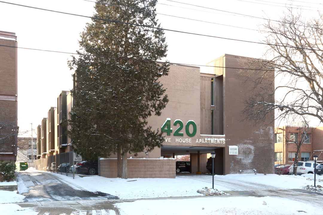 Executive House Apartments in Lansing, MI - Building Photo