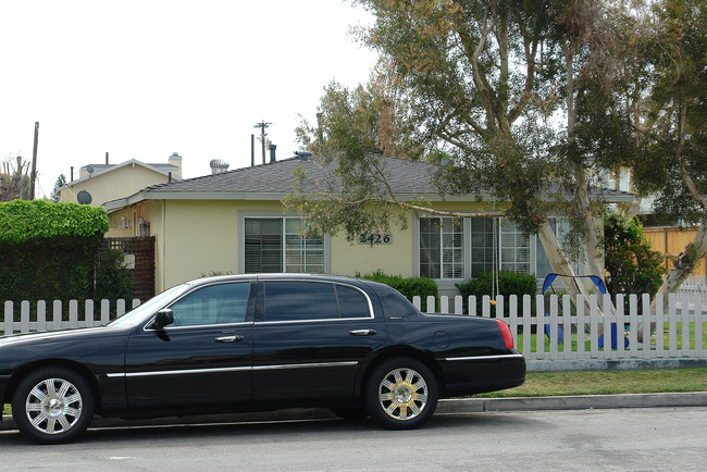 2426 Elden Ave in Costa Mesa, CA - Foto de edificio - Building Photo