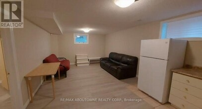 7 Clairfields Dr W in Guelph, ON - Building Photo - Building Photo