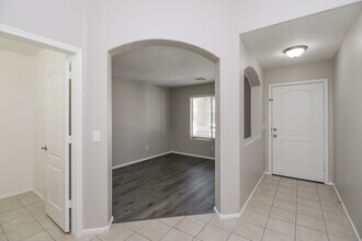 10223 W Gross Ave in Tolleson, AZ - Foto de edificio - Building Photo