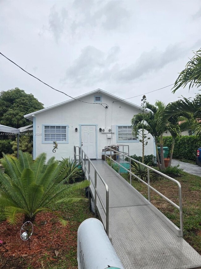 3083 SW 17th St in Miami, FL - Building Photo - Building Photo