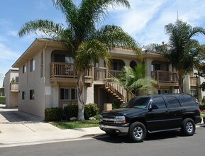 4901 Charlene Cir in Huntington Beach, CA - Foto de edificio - Building Photo