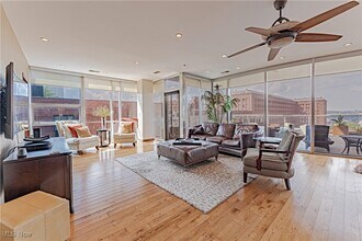 701 W Lakeside Ave in Cleveland, OH - Foto de edificio - Building Photo