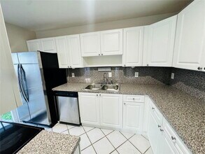 4732 NW 98 Pl in Doral, FL - Building Photo - Building Photo