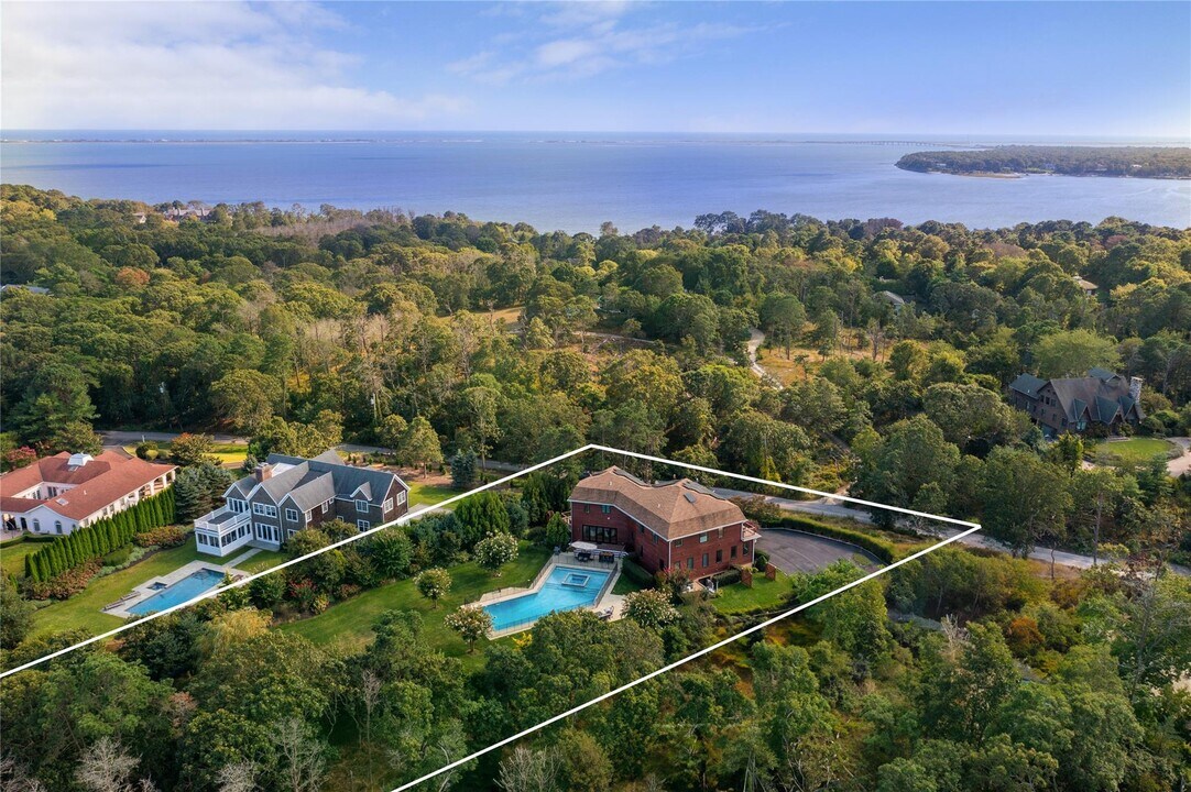 89 Old Canoe Place Rd in Hampton Bays, NY - Foto de edificio