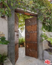 6856 Los Altos Pl in Los Angeles, CA - Building Photo - Building Photo