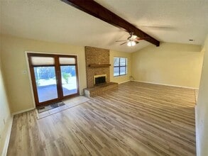 706 Heritage Trail in Granbury, TX - Foto de edificio - Building Photo