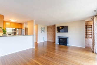 5950 Oakwood Dr, Unit 2F in Lisle, IL - Building Photo - Building Photo