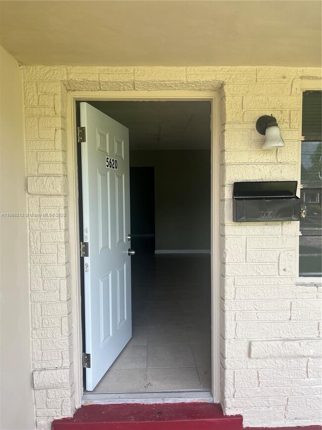 5620 NW 14th St in Lauderhill, FL - Building Photo - Building Photo