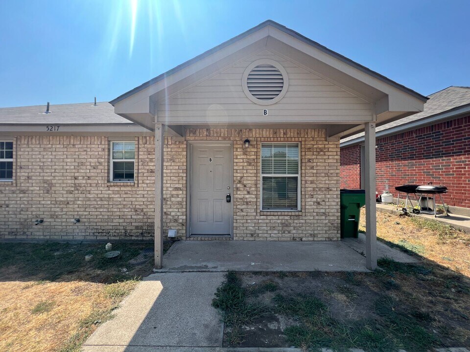 5217 Calloway St-Unit -B in Fort Worth, TX - Foto de edificio