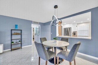 311 SE 3rd St, Unit 102 in Dania Beach, FL - Foto de edificio - Building Photo