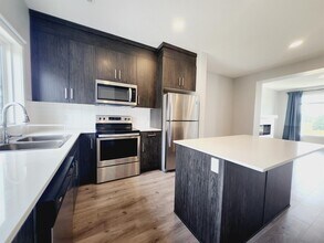 1010 Rabbit Hill Rd SW in Edmonton, AB - Building Photo - Building Photo