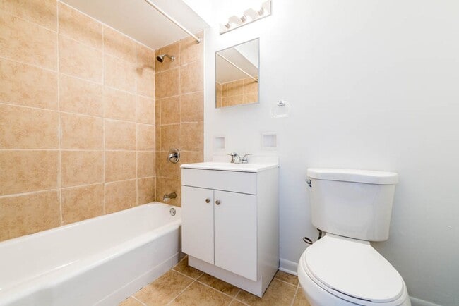 8901 S Cottage Grove Ave Chicago, IL 60619 in Chicago, IL - Foto de edificio - Building Photo