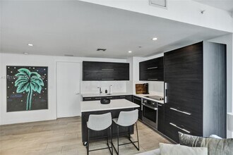 45 SW 9th St in Miami, FL - Building Photo - Building Photo