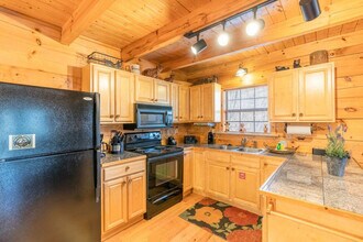 419 Sugar Mountain Way in Pigeon Forge, TN - Building Photo - Building Photo