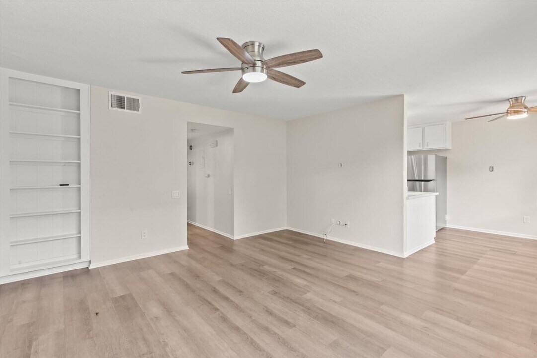 365 N Saturmino Dr in Palm Springs, CA - Building Photo